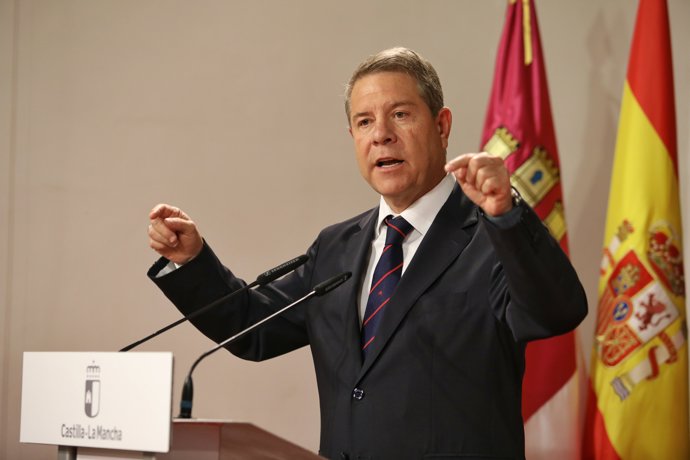 El presidente de Castilla-La Mancha, Emiliano García-Page, durante el acto de entrega del Plan de Singular Interés y presentación del destino Toroverde, en el Palacio de Fuensalida, a 22 de julio de 2025, en Toledo, Castilla-La Mancha (España).