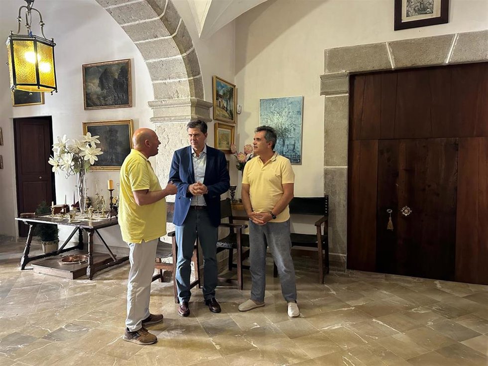 El conseller de Turismo, Cultura y Deportes, Jaume Bauz, en su visita al casal de Can Marc