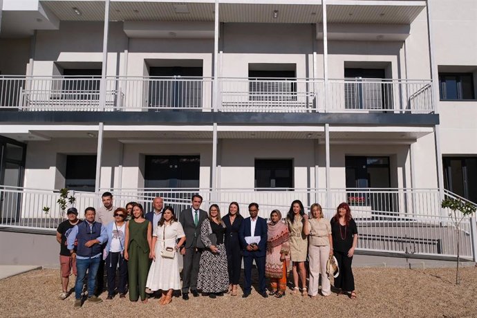 Acto de entrega de llaves de las viviendas en Paredes de Nava (Palencia).