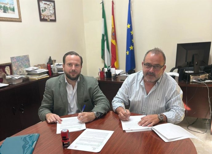 Agustín López y Antonio Pedregosa, durante la firma del acuerdo de cesión.