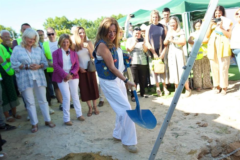 La consejera de Educación en la primera piedra del nuevo edificio del CEIP Los Argonautas de Chipiona.