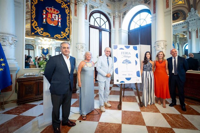 El alcalde de Málaga, Francisco de la Torre, junto a la concejala de Fiestas, Teresa Porras, presentan el cartel de la Feria de Málaga 2025, 'Aires de Málaga', de Sara González Ruiz.