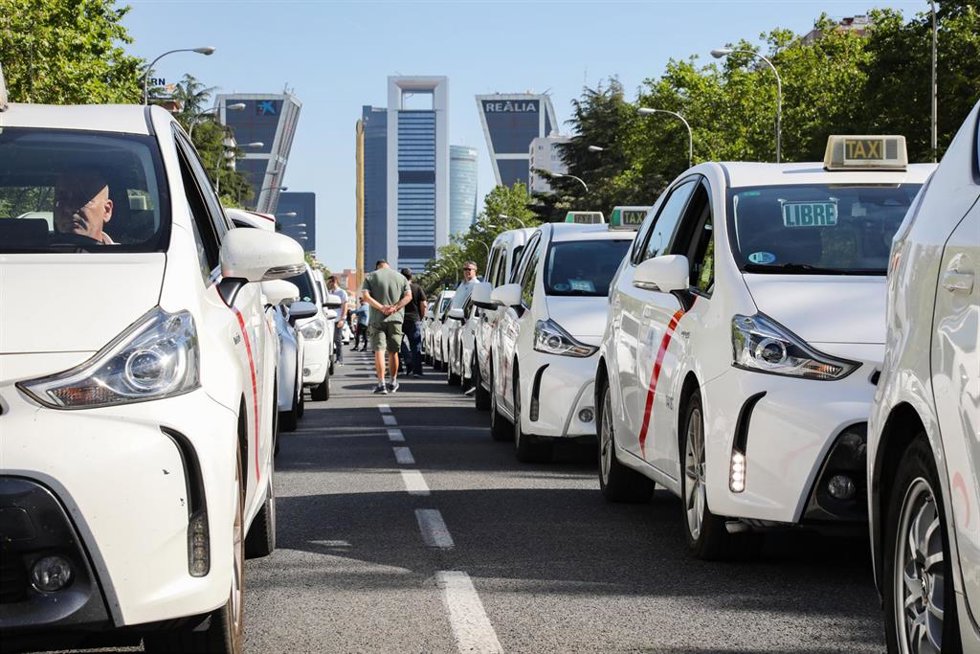 Archivo - Taxis parados en el Paseo de la Castellana, durante una marcha de taxis en el Paseo de la Castellana, a 28 de mayo de 2025, en Madrid (España). 
