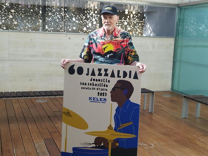 Mike Love vocalista de The Beach Boys posa con el cartel del 60 Jazzaldia de San Sebastián antes de su actuación este miércoles en el festival.