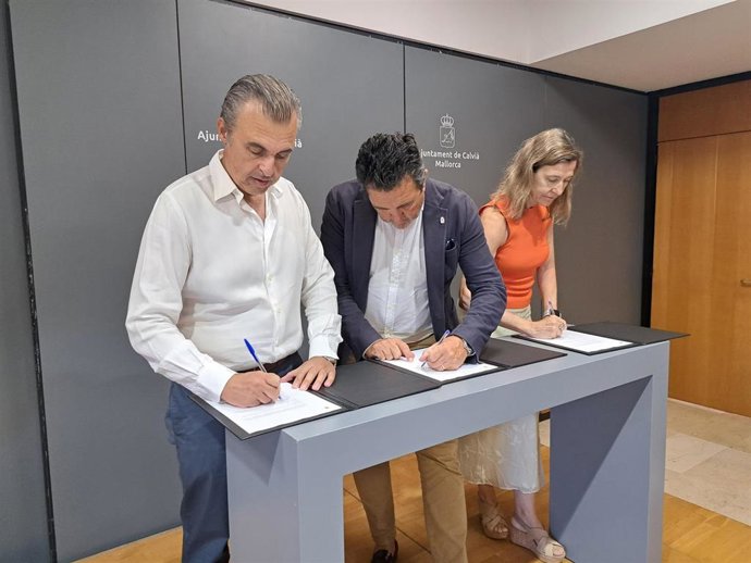 El conseller de Educación, Antoni Vera, el alcalde de Calvià, Juan Antonio Amengual, y la representante del IMEB Isabel Bonet.