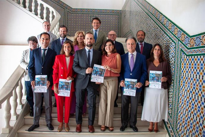 La consejera de Empleo, Empresa y Trabajo Autónomo, Rocío Blanco, con las principales asociaciones y empresas aeroespaciales instaladas en Andalucía.