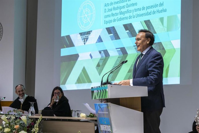 El consejero de Universidad, Investigación e Innovación, José Carlos Gómez Villamandos, en  el acto de investidura del nuevo rector de la Universidad de Huelva (UHU), José Rodríguez.