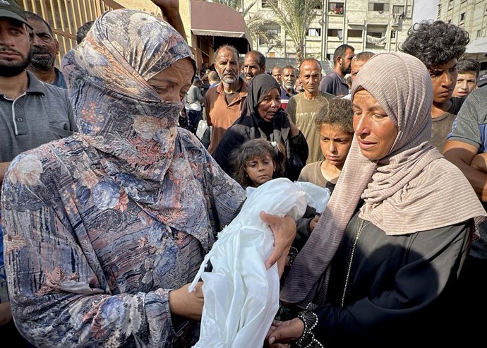 20 de julho de 2025, Territórios Palestinos, Khan Younis: Um bebê palestino que morreu de desnutrição grave, segurado antes de seu funeral enquanto Israel continua sua guerra em Gaza. A UNRWA declarou em um post no Facebook que as autoridades israelenses 