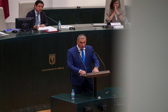 Archivo - El portavoz de Vox en el Ayuntamiento de Madrid, Javier Ortega Smith, interviene durante un pleno en el Ayuntamiento de Madrid