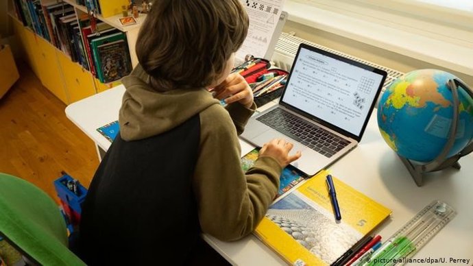 Archivo - Un menor frente a un ordenador