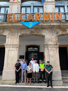 El alcalde de Siero, Ángel García, junto a concejales y miembros de Guardia Civil, Protección Civil, Cruz Roja y Policía Nacional.