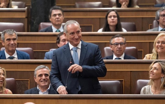 Carlos Simarro en su toma de posesión como diputado en el Congreso