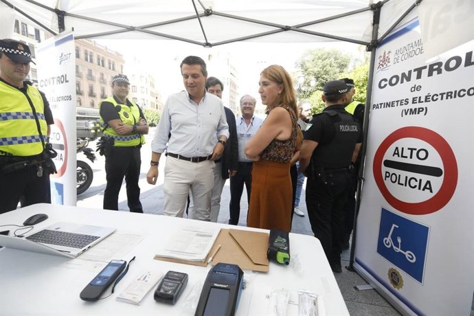El alcalde de Córdoba, José María Bellido, y la subdelegada del Gobierno central en la provincia, Ana López (ambos en el centro), en la carpa por la campaña de colaboración entre la Policía Local y la Dirección General de Tráfico (DGT).