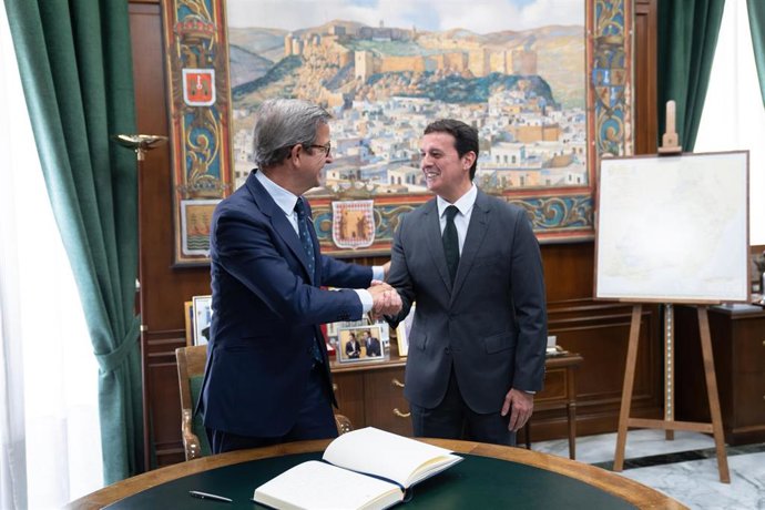 El presidente de la Diputación de Almería, Javier Aureliano García, y el consejero de Industria, Energía y Minas, Jorge Paradela, se saludan tras la firma en el Libro de Honor durante la visita institucional a la sede provincial.