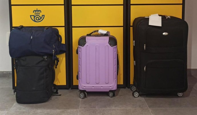 Correos ofrece este verano en sus oficinas, entre otros, los servicios de consigna y de envio de maletas.
