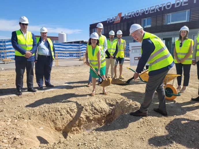 El consejero de Fomento, Octavio López y la alcaldesa de Teruel, Emma Buj, en el acto de colocación de la primera piedra de la ampliación del edificio de la terminal del aeropuerto.