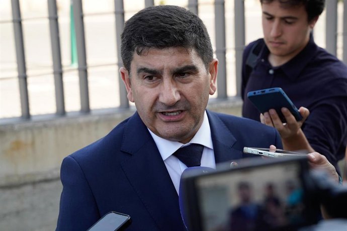 El delegado del Gobierno en Galicia, Pedro Blanco Lobeiras, llega a la capilla ardiente del sindicalista gallego Suso Díaz, a 9 de julio de 2025, en Ferrol, A Coruña, Galicia (España). El sindicalista ferrolano, padre de la vicepresidenta y ministra de Tr