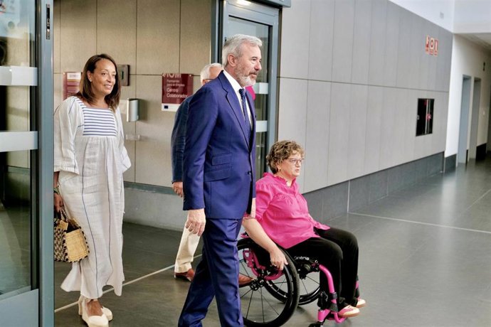 El presidente del Gobierno de Aragón, Jorge Azcón, en las instalaciones del 'Teléfono del Mayor'.