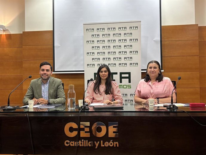 El diputado delegado del Área de Empleo, Desarrollo Económico y Reto Demográfico de la Diputación de Valladolid, Roberto Migallón (i), junto con la presidenta de ATA CyL, Leticia Mingueza, y la directora de proyectos de ATA, Elena Melgar (d)