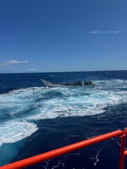 Salvamento Marítimo durante el rescate de una patera próxima a El Hierro