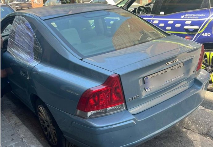 Vehículo en el que se encontraba la menor rescatada por los agentes