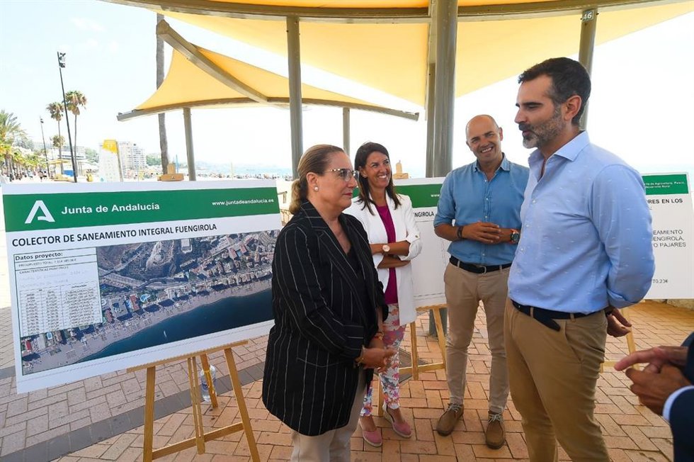 El consejero de Agricultura, Pesca, Agua y Desarrollo Rural, Ramón Fernández-Pacheco, visita el nuevo colector integral de saneamiento de Fuengirola (Málaga), junto a la alcaldesa, Ana Mula.