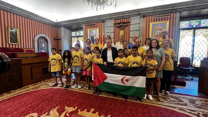 Foto de familia de los menores saharauis, sus familias de acogida y las autoridades de la ciudad.