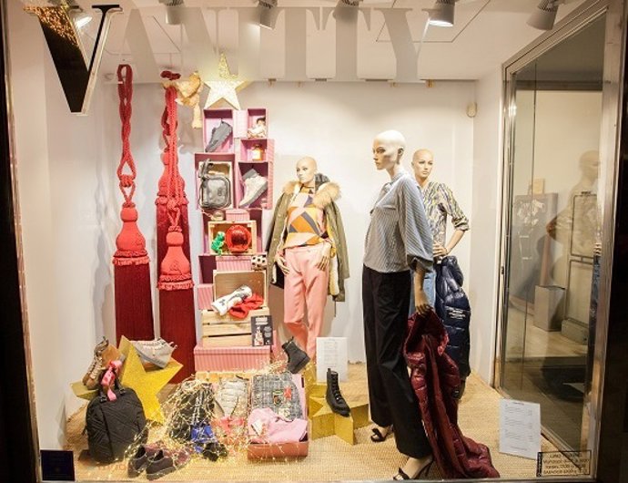 Archivo - Escaparate de un comercio en Santurtzi