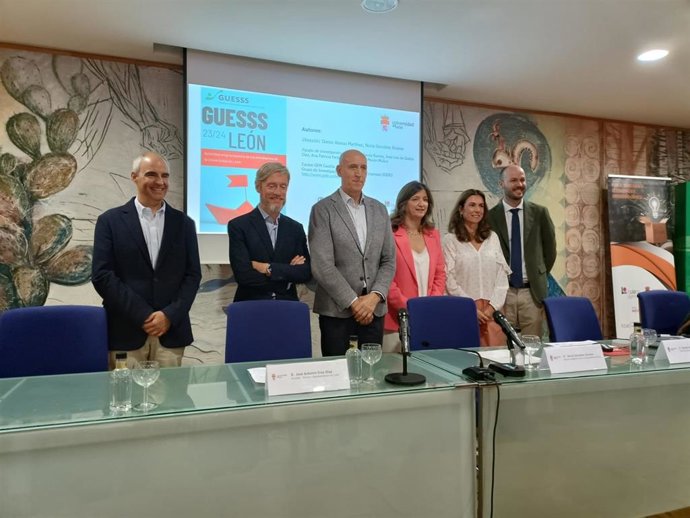 La rectora de la ULE, Nuria González (tercera por la derecha), en la presentación del Informe Guesss, acompañada por el alcalde de León, José Antonio Diez (a su izquierda) y el director del Informe, Daniel Alonso (primero por la derecha).