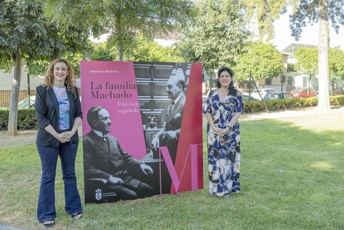 La primera teniente de alcalde y delegada de Cultura del Ayuntamiento de la Rinconada, Raquel Vega y la escritora, periodista y autora de los cuadernos , Eva Díaz Pérez. 