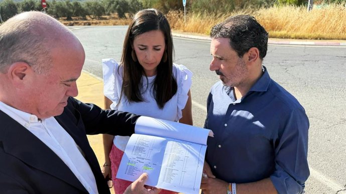 El secretario general del PP de Málaga, José Ramón Carmona, junto al alcalde de Antequera (Málaga), Manolo Barón.