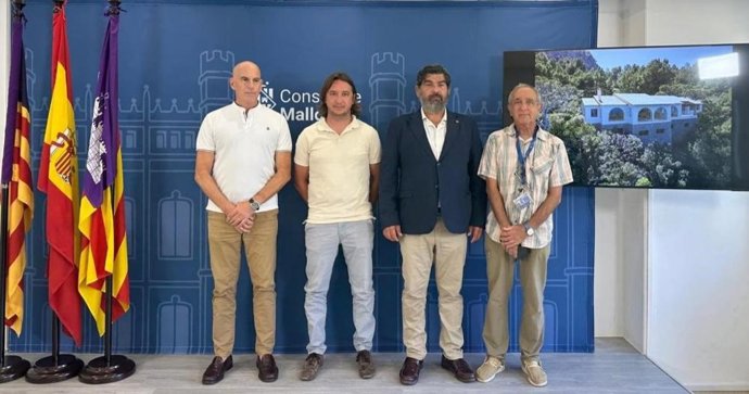 El vicepresidente segundo y consejero de Medio Ambiente, Medio Rural y Deportes, Pedro Bestard, en la presentación de un nuevo refugio de senderistas