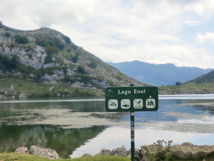 Archivo - Lago Enol, uno de los Lagos de Covadonga, en los Picos de Europa.