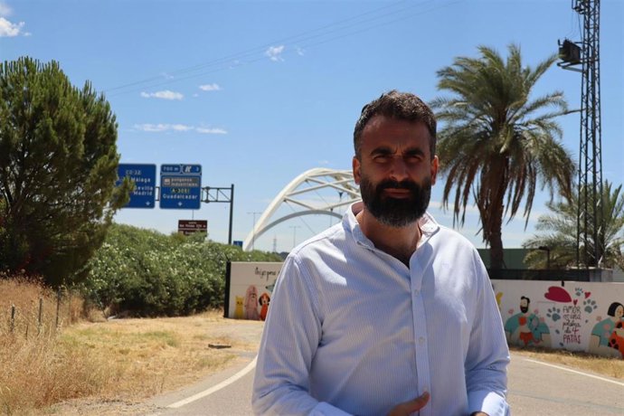 Mayoral, junto a la A-4, en cuya reforma integral a su paso por Córdoba invierte el Gobierno de España más de 500 millones de euros.