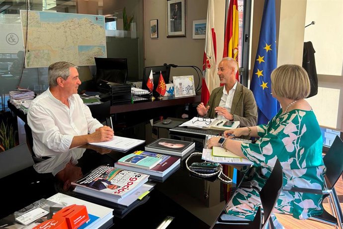 El consejero de Educación, Sergio Silva, se reúne con el alcalde de Suances, Andrés Ruiz Moya