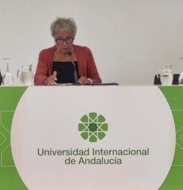 La historiadora francesa Louisette Benat Tachot, profesora de la Université Paris I Panthéon-Sorbonne y reconocida especialista en historiografía indiana, en los Cursos de Verano de la UNIA.