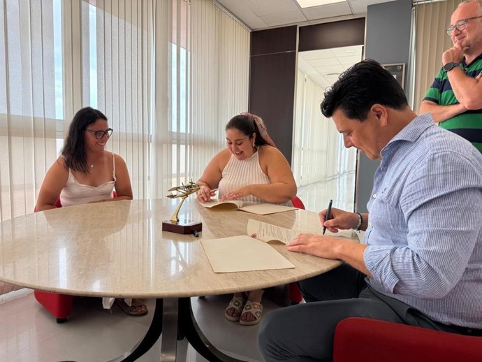 El alcalde José Miguel Luengo y la presidenta del Consejo de la Juventud de San Javier, Alejandra Postigo