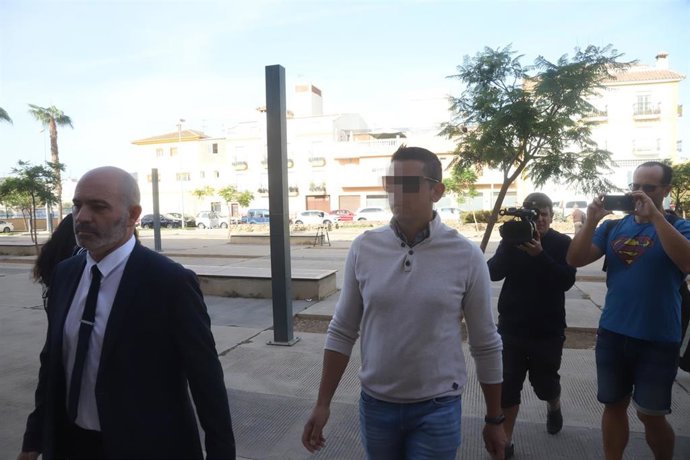 Archivo - El novio de Dana Leonte, supuesto homicida de la chica, (d) y su abogado defensor, en una imagen de archivo.