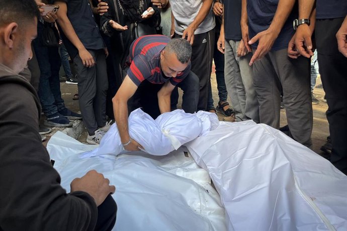 Palestinos junto a varios muertos por los ataques del Ejército de Israel contra la Franja de Gaza (archivo)