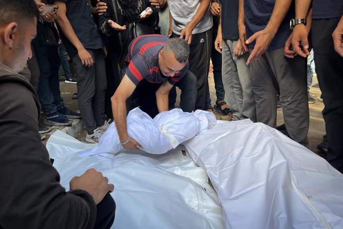 8 de julho de 2025, Cidade de Gaza, Faixa de Gaza, Território Palestino: Parentes dos palestinos que perderam a vida, incluindo crianças, choram durante a cerimônia fúnebre realizada no Hospital Al-Shifa, após os ataques israelenses na Cidade de Gaza, Gaz