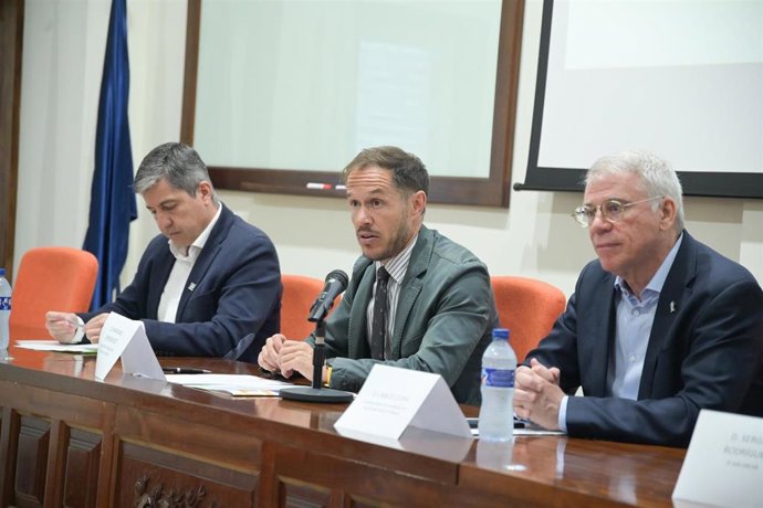 El consejero de Transición Ecológica y Energía del Gobierno de Canarias, Mariano Hernández (c),en la presentación de los datos del Laboratorio de Calidad del Aire