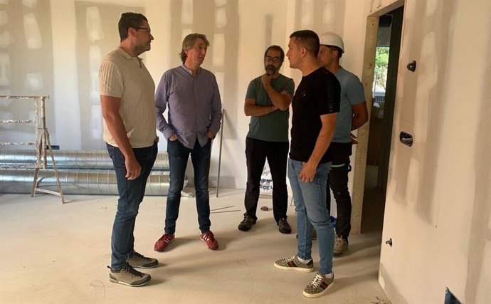 Martínez (segundo por la izda) visita el centro cívicio de Los Royales en Soria.