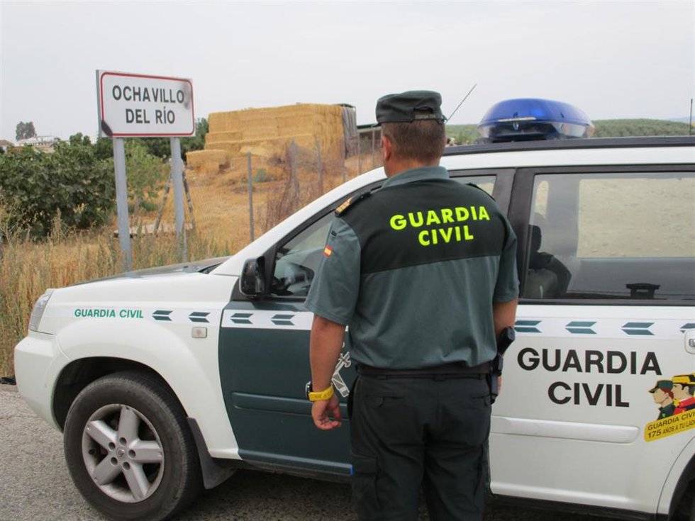 Archivo - Una patrulla de la Guardia Civil en Ochavillo del Río.