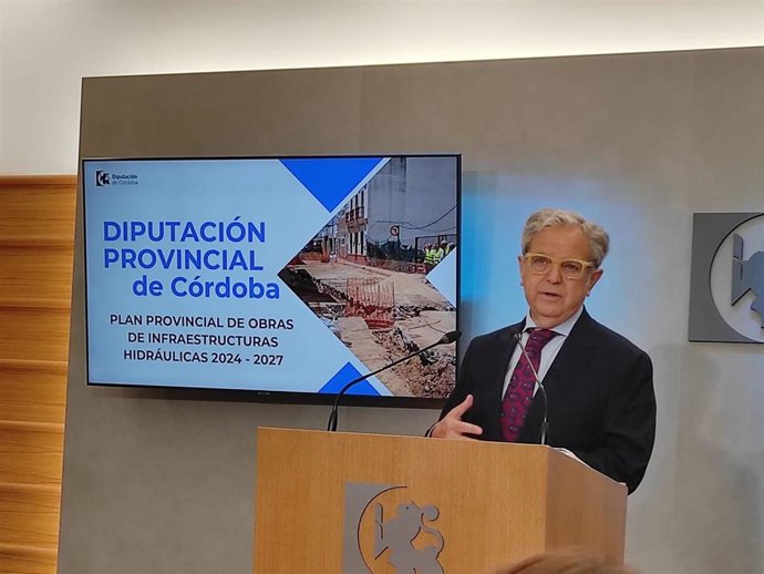 El presidente de la Diputación de Córdoba, Salvador Fuentes, informa sobre el Plan de Inversiones de Infraestructuras Hidráulicas.