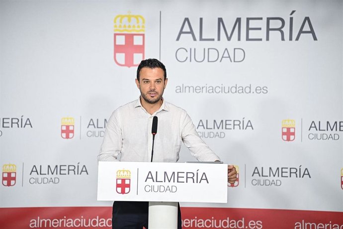 El concejal de Integración Social, Participación y Distritos del Ayuntamiento de Almería, Óscar Bleda, durante su comparecencia.