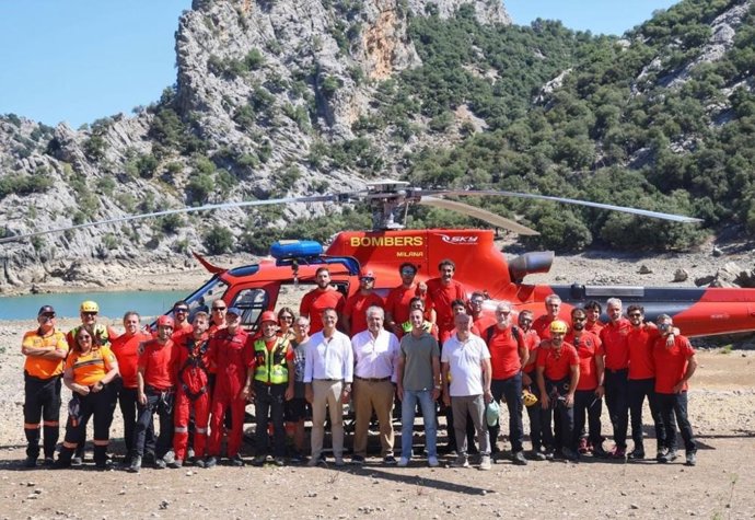 Los Bomberos de Mallorca muestran las capacidades del nuevo helicóptero, La Milana, en un simulacro de rescate en la Serra de Tramuntana