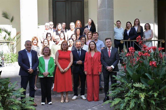 La presidenta del Parlamento de Canarias, Astrid Pérez (c), en la recepción de los nuevos trabajadores de la Cámara