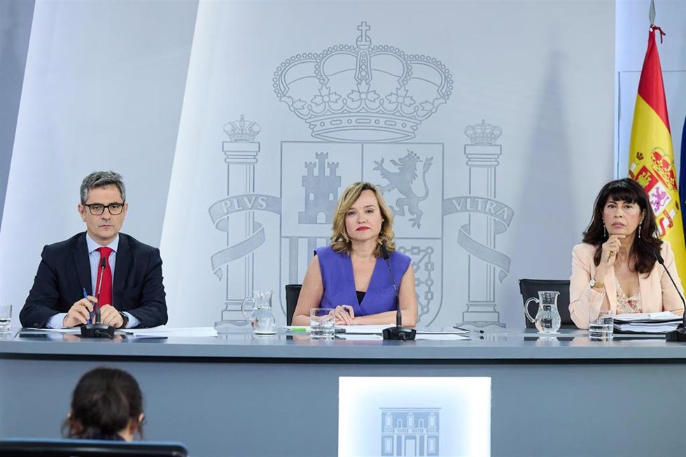 El ministro de la Presidencia, Félix Bolaños, la ministra de Educación, Pilar Alegría, y la ministra de Igualdad, Ana Redondo, durante una rueda de prensa tras el Consejo de Ministros, en el Palacio de la Moncloa, a 22 de julio de 2025, en Madrid (Españ