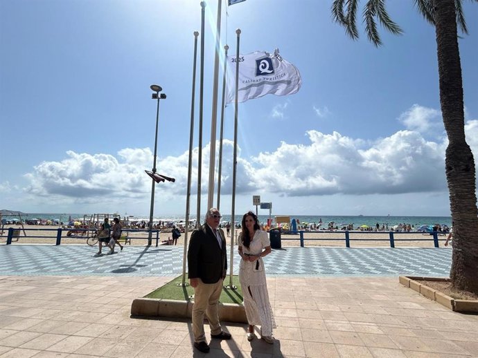 La bandera Q de Calidad Turística ya ondea en la playa del Postiguet de Alicante