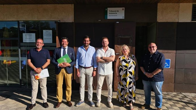 Los responsables de Vox tras la formalización de su querella